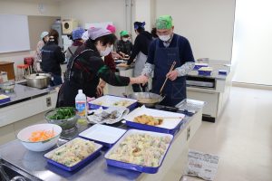 シニアスクールと美作高校の共同調理実習の画像1