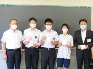 布製マスコットマスクの贈呈の画像1