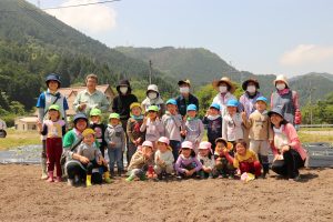 奥津保育園さつまいも植え体験の画像