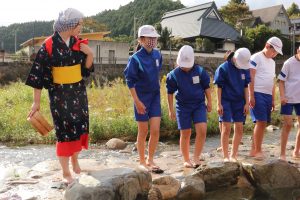 南小学校が修学旅行で町内ツアーの画像3