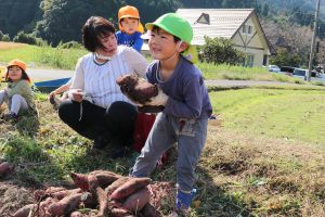 奥津保育園芋掘りの画像2