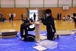 鏡野中学校生徒による学習机組み立てワークショップの画像1