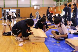 鏡野中学校生徒による学習机組み立てワークショップの画像2