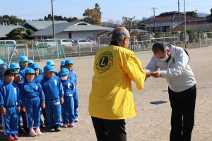 芳野こども園で砂場の滅菌作業及び引き渡し式の画像1