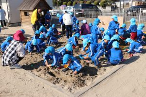 芳野こども園で砂場の滅菌作業及び引き渡し式の画像2