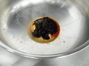 釜に生姜やにんにく調味料を入れますの画像