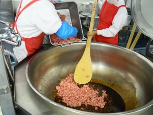 豚ひき肉を入れて炒めますの画像