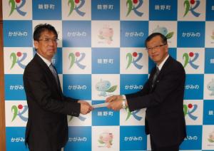 12月22日都市計画マスタープラン・立地適正化計画策定委員会答申書手交