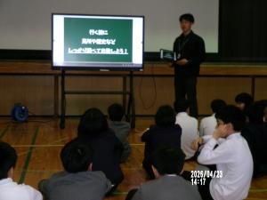 ４