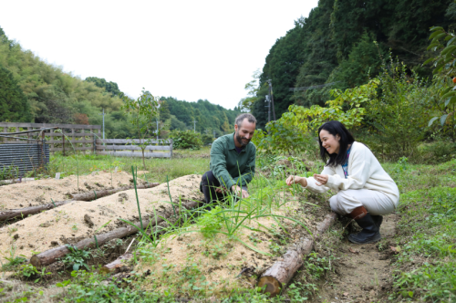 一緒に農作業をする移住者