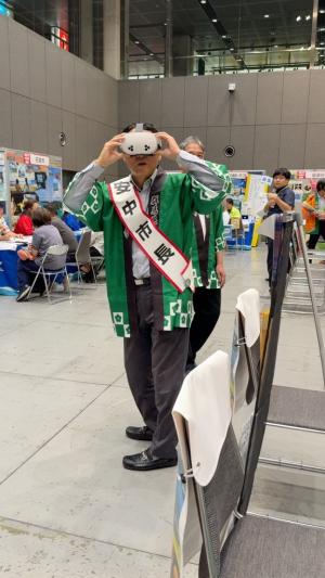 VR体験をする安中市長